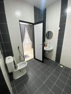 uma casa de banho com um WC e um lavatório em Wan D'Zahra Homestay em Jitra