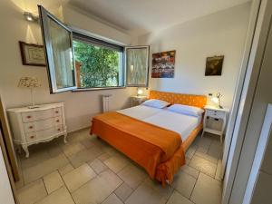 ein kleines Schlafzimmer mit einem Bett und einem Fenster in der Unterkunft Residenza Venus in Castiglioncello