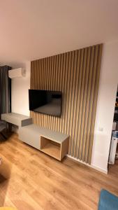  Il comprend un salon doté d'une télévision murale à écran plat. dans l'établissement MEB Apartments - Park Lake, à Cluj-Napoca