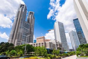 um grupo de edifícios altos em uma cidade em APA Hotel Shinjuku-Kabukicho Tower em Tóquio