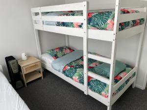 Cette chambre comprend deux lits superposés et un lit. dans l'établissement Little Whio, à Turangi