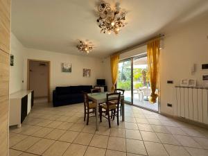 ein Wohnzimmer mit einem Tisch, Stühlen und einem Sofa in der Unterkunft Residenza Venus in Castiglioncello