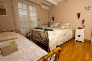 1 dormitorio con 2 camas y ventana en GITE HISTOIRE DE FAMILLE, en Aubagne