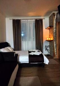 ein Hotelzimmer mit einem Bett und einem Fenster in der Unterkunft Lela Kop in Kopaonik