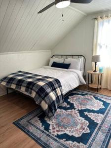um quarto com uma cama com um tapete e um tecto em Modern Loft Carriage House em Decatur