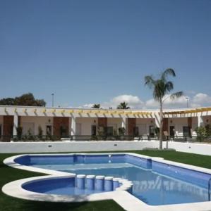 una gran piscina frente a un edificio en Cielo Azul, en Campoamor