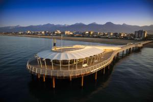 un muelle en medio del agua en 3 MIN DAL MARE - Aria Condizionata - Parcheggio Privato"CASA DEI COLORI", en Lido di Camaiore