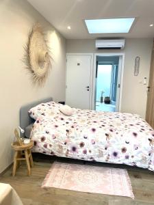 um quarto com uma cama com um edredão rosa em La petite halte em Godshuis