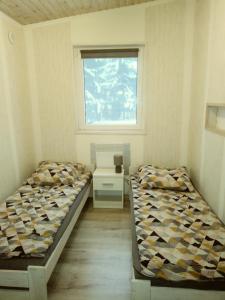Postel nebo postele na pokoji v ubytování Malowniczy domek w Białowieży