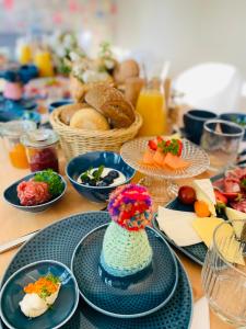 una mesa cubierta con platos de comida y fruta en Pension22, en Meißen