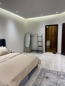 a bedroom with a bed and a bathroom at شقة غرفتين وصالة مدخل خاص باركنج سيارة in Riyadh Al Khabra +16 photos