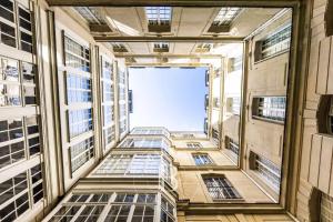una vista desde el interior de un edificio alto en Marceau, en París