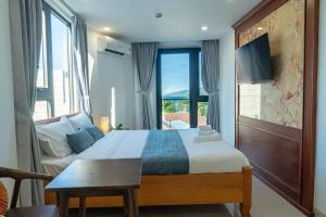 um quarto com uma cama grande e uma janela em Ha Trang Voronezh Hotel and Apartment em Nha Trang