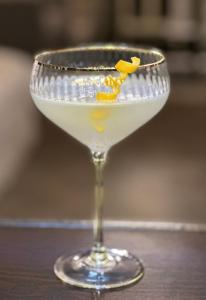 een martini glas bovenop een tafel bij Queensmead Hotel in Shanklin