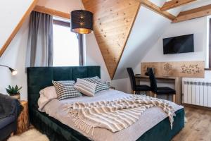 Giường trong phòng chung tại Willa CHWOST zlokalizowana w pobliżu Term i Zakopanego