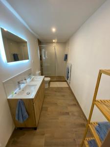 ein Bad mit einem Waschbecken und einem WC in der Unterkunft L'ancien Cafe - Suites and Gites 