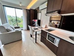 Kuchyň nebo kuchyňský kout v ubytování Aristo Resort Surin Beach K02