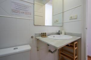 a bathroom with a sink and a mirror at 53PAR389 - Magnifico piso en el centro de Poble Sec in Barcelona