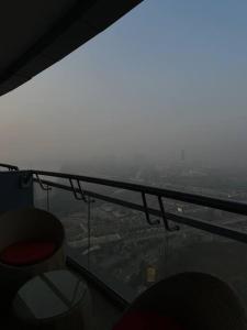 een uitzicht op een stad vanuit een vliegtuig bij Luxuria Studio Apartment in New Delhi