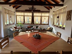 O zonă de relaxare la Ruralna kuca 'Villa Zagorka' za odmor sa bazenom i bočalištem