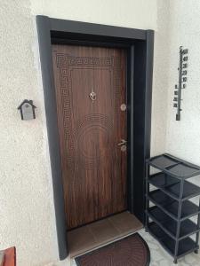 MadzhareにあるСамостоятелна къща за гости Рилски кът Маджареの棚付きの部屋の木製ドア