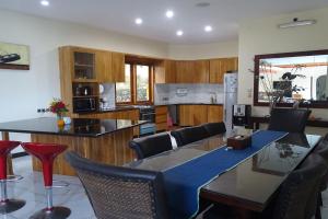 eine Küche und ein Wohnzimmer mit einem Tisch und Stühlen in der Unterkunft Villa Ebel in Lovina