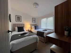 Postel nebo postele na pokoji v ubytování The Luxurious Langdale 6 Lodge at Park Dean White Cross Bay, Lake Windermere + 15 fotografií