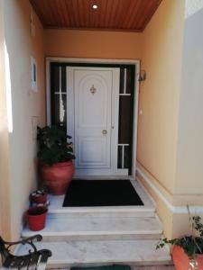 a front door with a black mat in front of it at Global Guest Rooms in Sintra