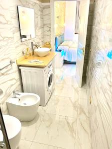 bagno con lavandino e servizi igienici di Mozart Apartment a Vibo Valentia