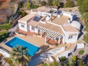 Bazén v ubytování Villa Lucie vue mer avec piscine privée en Algarve.. nebo v jeho okolí