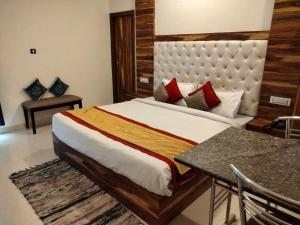 una camera con un grande letto e un tavolo di Hotel D Plaza a Zirakpur