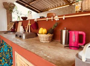um balcão de cozinha com uma cesta de frutas em Amistad em Ouidah mais 27 fotografias