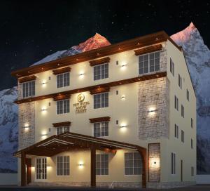 ein Gebäude vor einem Berg in der Nacht in der Unterkunft New Hotel Snow Crest in Badrīnāth