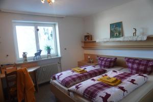 Postel nebo postele na pokoji v ubytování FeWo AllgäuZeit mit Hallenbad & Sauna & kostenlosem WLAN + 27 fotografií