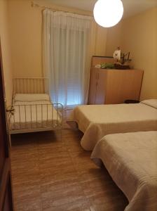 A bed or beds in a room at Casa Rural San Gines