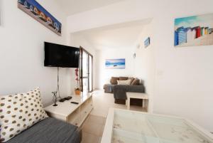 salon z kanapą i telewizorem w obiekcie Casa de 5 habitaciones en Cala D'or w mieście Cacla D'or