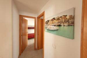 korytarz z obrazem wiszącym na ścianie w obiekcie Casa de 5 habitaciones en Cala D'or w mieście Cacla D'or