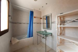 łazienka z wanną, umywalką i prysznicem w obiekcie Casa de 5 habitaciones en Cala D'or w mieście Cacla D'or