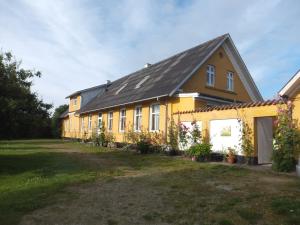 a yellow house with a black roof at Tolne NaturePark 1 tv in Sindal