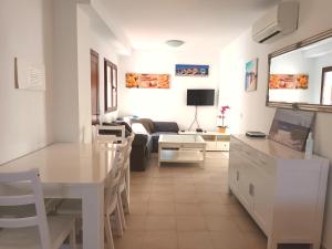 Telewizja i/lub zestaw kina domowego w obiekcie Casa de 5 habitaciones en Cala D'or