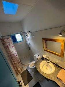 La salle de bains est pourvue d'un lavabo et de toilettes. dans l'établissement Nobian House Studios #1, à Louxor