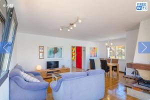 sala de estar con 2 sofás azules y TV en Casa Mendi en Lloret de Mar, en Lloret de Mar