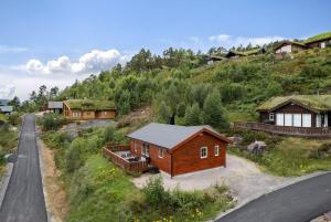 um modelo de cabana numa colina ao lado de uma estrada em Hygge på fjellet em Øyuvstad