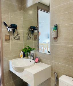 a bathroom with a white sink and a mirror at Căn hộ studio Vinhomes Grand Park, Thủ Đức city, Hồ Chí Minh city in Long Bình
