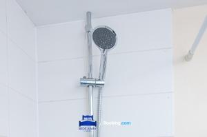 a shower head on the ceiling in a bathroom at Two Bedroom Apartment By Beds Away Short Lets & Serviced Accommodation Close to Kidlington Airport and Blenheim Palace in Kidlington +13 photos