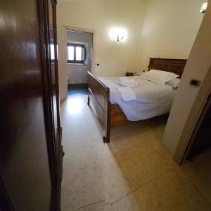 1 dormitorio con cama blanca y ventana en B&B Il Castellaro Zocca, en Zocca