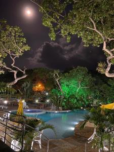 ein Pool mit grüner Beleuchtung in der Nacht in der Unterkunft Pipa Ubaia Residence 121 in Pipa