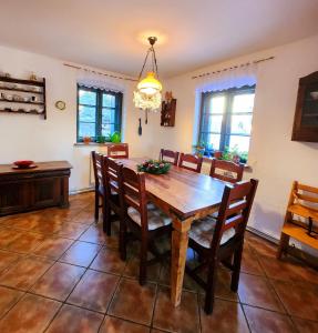 jadalnia z drewnianym stołem i krzesłami w obiekcie Dom Zielony Kamień z jacuzzi i bilardem w Szklarskiej Porębie