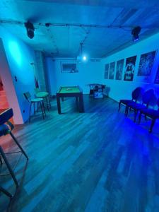 una mesa de ping pong en una habitación con luces azules en SOBIESKI PTASI RAJ, en Mońki