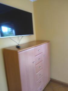 a tv on top of a dresser in a room at Słoneczny Taras in Krynica Morska